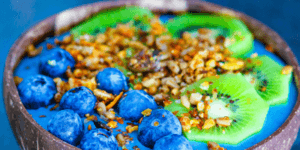 Smoothie bowl sănătos cu banane, afine și spirulină albastră, by Kristina Zavarski