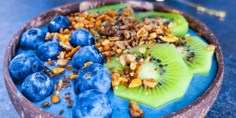 Rețetă smoothie bowl sănătos cu banane, afine și spirulină albastră, by Kristina Zavarski